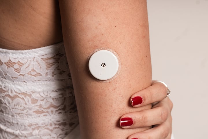 Sensor de glicose no braço dela