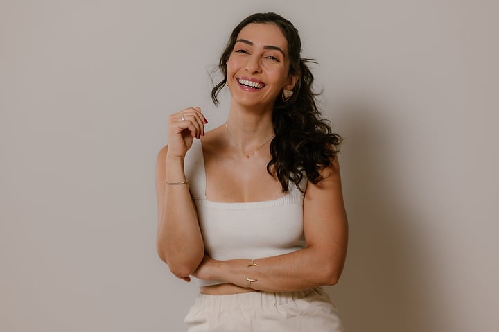 Ana Luiza rindo, de blusa clara
